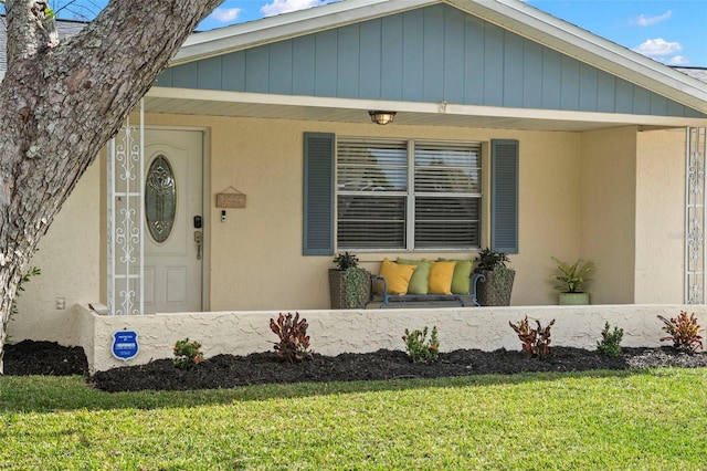 view of front facade with a front lawn