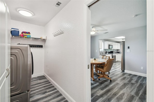 walk in closet with washer / clothes dryer, dark hardwood / wood-style floors, and ceiling fan