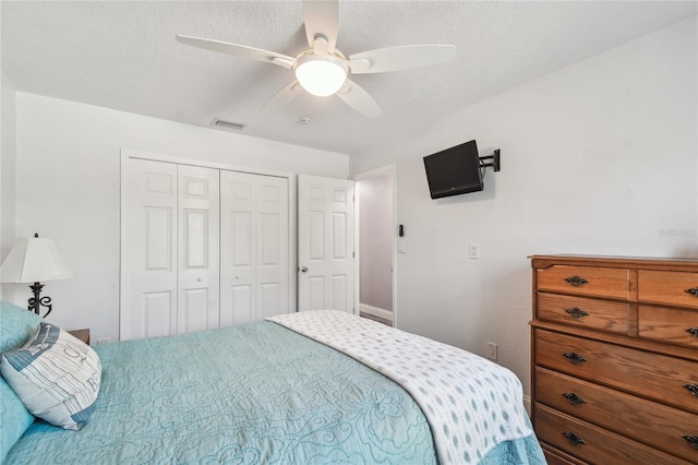 bedroom featuring ceiling fan, a closet, and a textured ceiling