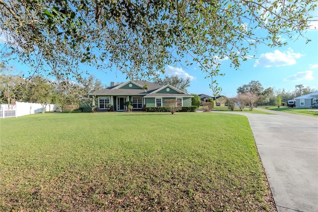 single story home with a front lawn