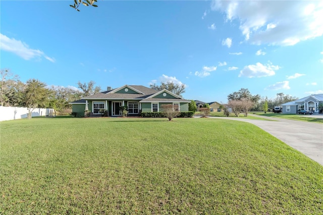 ranch-style home featuring a front lawn