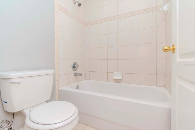 bathroom with tiled shower / bath and toilet