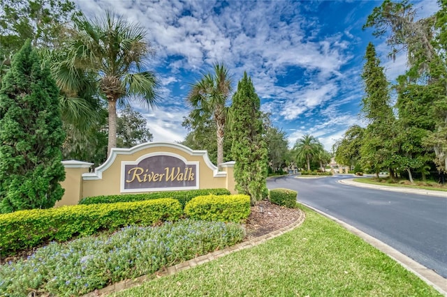 view of community / neighborhood sign