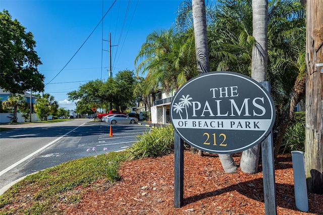 community / neighborhood sign featuring uncovered parking