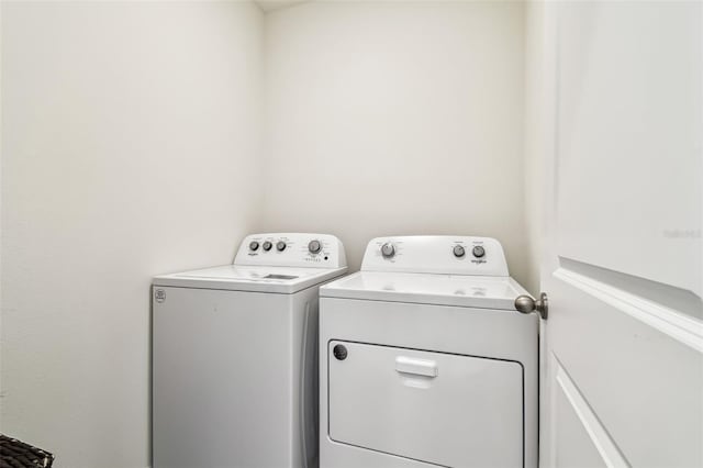 16126 Sunday Stroll Way, Odessa, FL 33556 - clothes washing area featuring independent washer and dryer