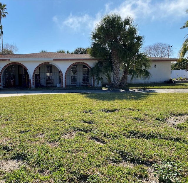 view of front of property featuring a front yard