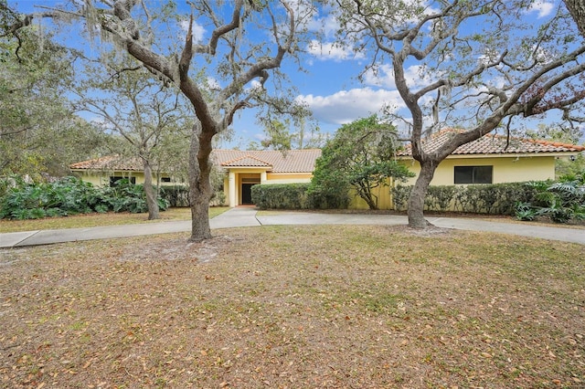 view of front of property featuring a front lawn