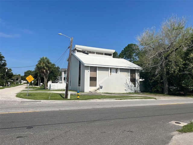 view of front of property with a front lawn