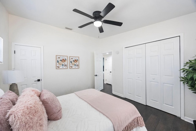 bedroom featuring dark wood-type flooring, ceiling fan, and a closet