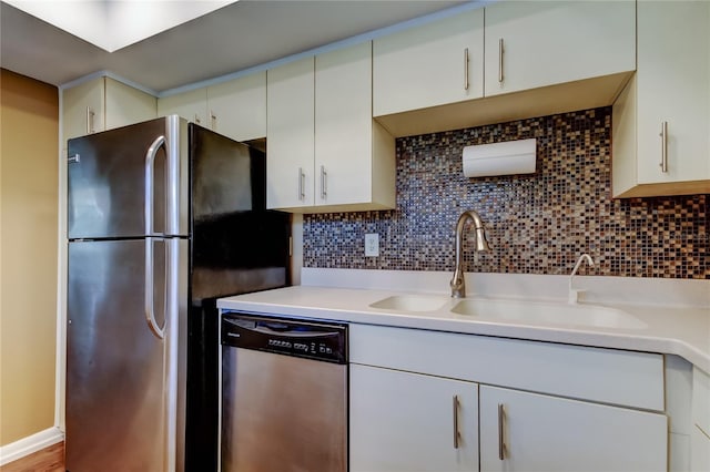 kitchen featuring tasteful backsplash, appliances with stainless steel finishes, and sink