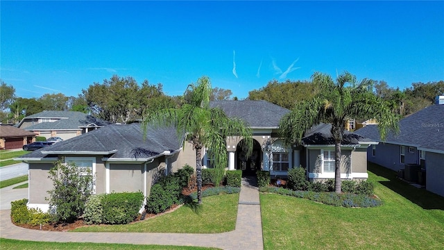 view of front of property featuring a front yard