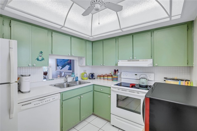 kitchen featuring tasteful backsplash, sink, green cabinets, ceiling fan, and white appliances