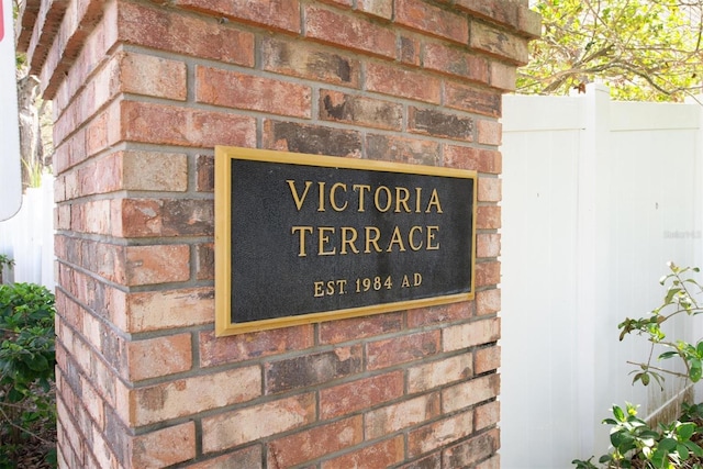 view of community / neighborhood sign