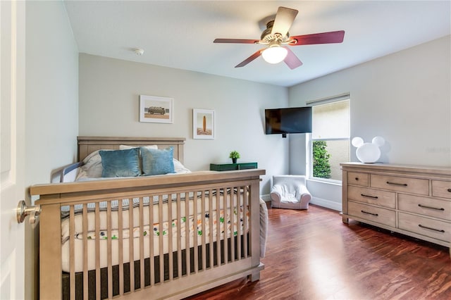 bedroom featuring dark wood finished floors, baseboards, and ceiling fan