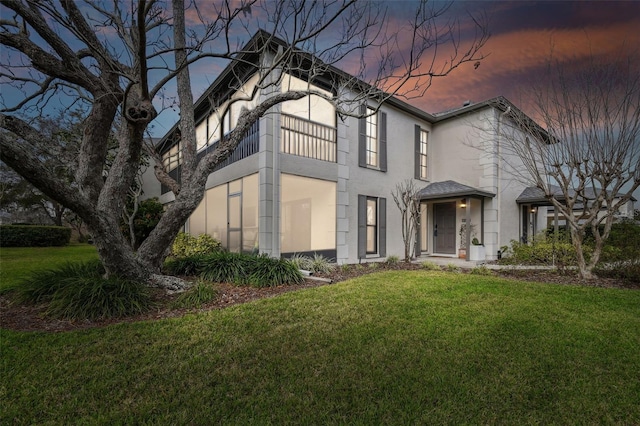 view of front of house featuring a lawn