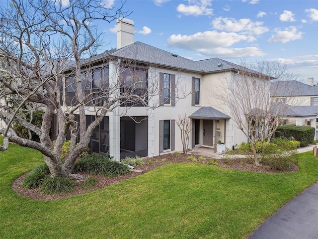 view of front of property featuring a front lawn