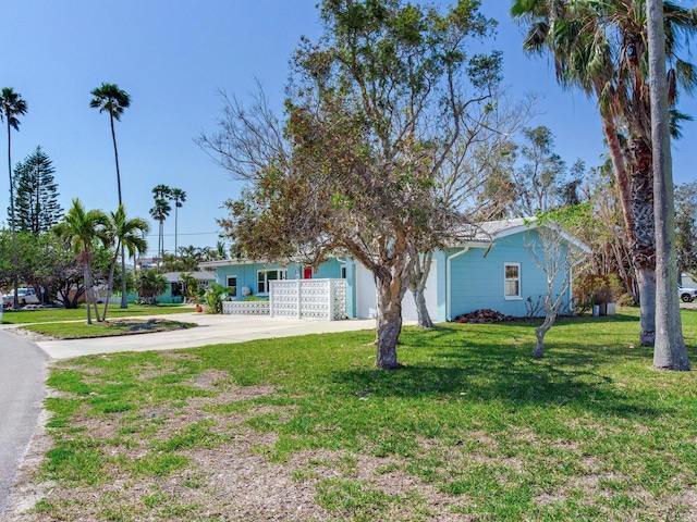 view of front of home featuring a front yard