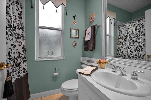 full bath featuring baseboards, toilet, tile patterned floors, curtained shower, and vanity