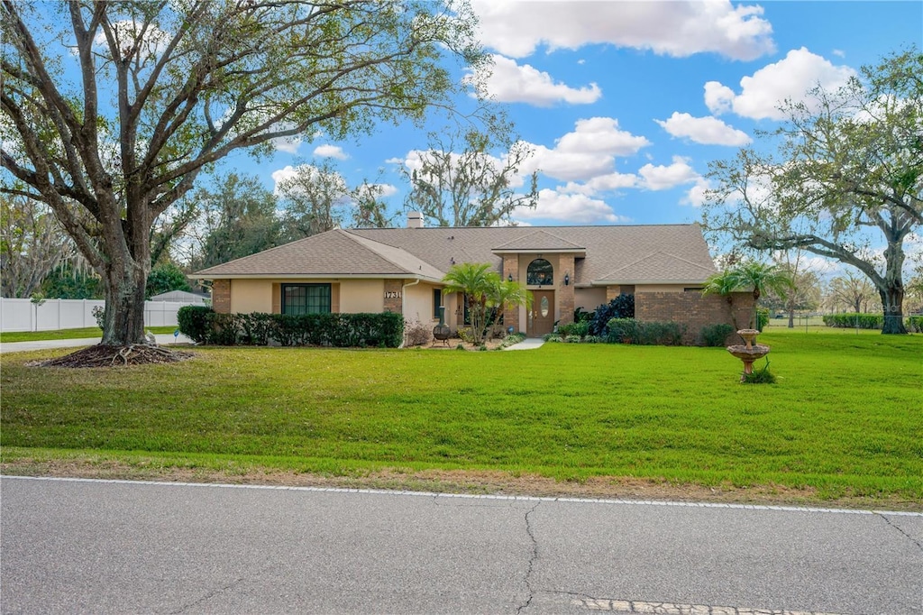 ranch-style house featuring a front lawn