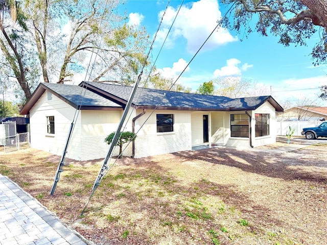 single story home featuring a front yard