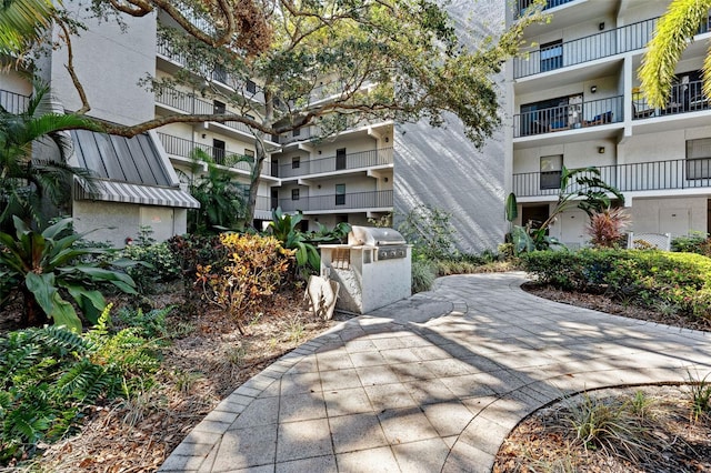 105 4th Ave NE Unit 418, Saint Petersburg, FL 33701 - view of property's community featuring an outdoor kitchen