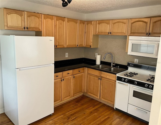 kitchen featuring sink, a textured ceiling, dark hardwood / wood-style floors, white appliances, and decorative backsplash