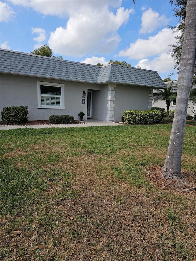 view of front of property with a front yard