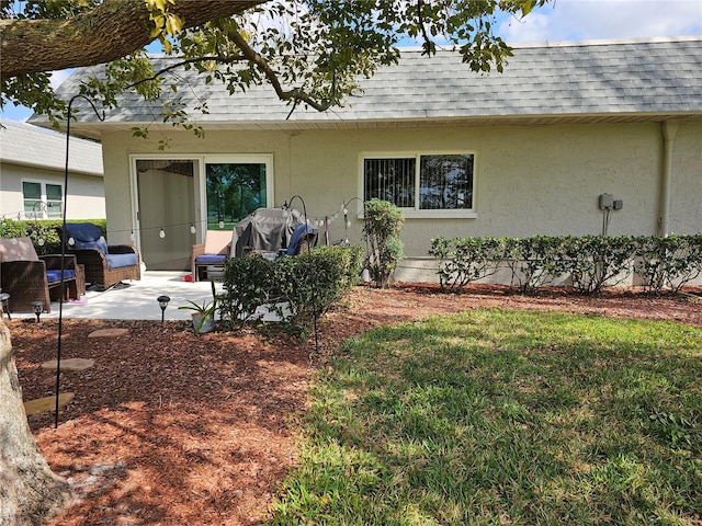 view of front facade featuring a patio area and a front lawn