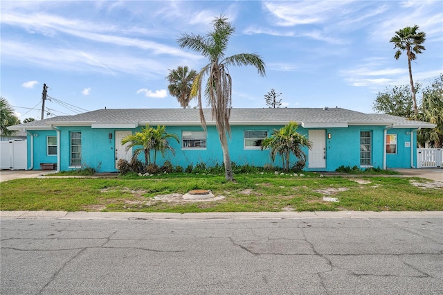 single story home featuring a front lawn