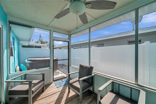 sunroom with ceiling fan