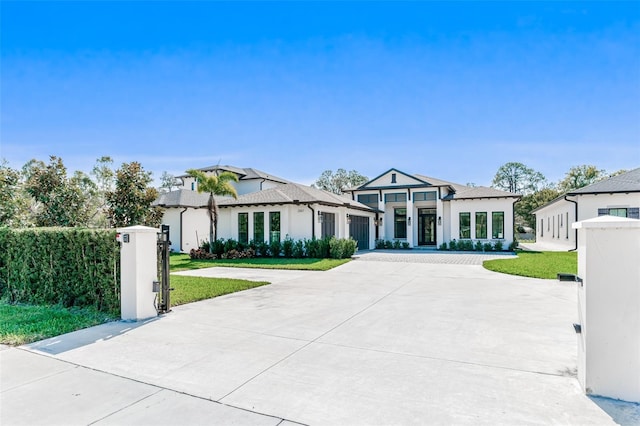 view of front of house featuring a front lawn