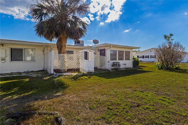 view of front facade featuring a front lawn