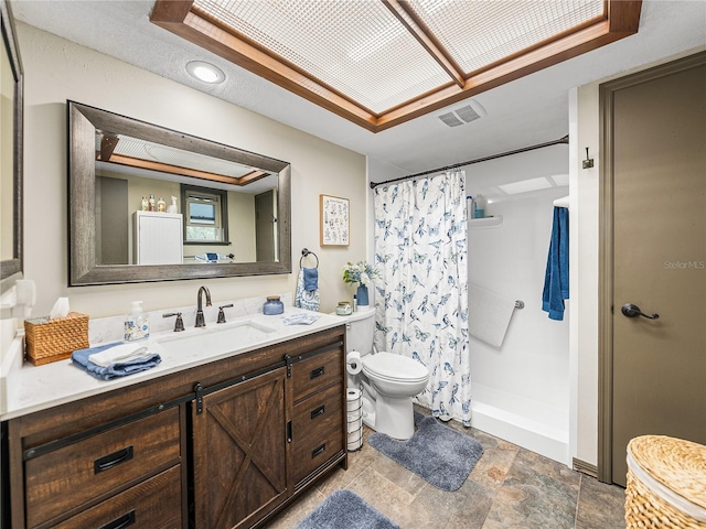 bathroom with toilet, a shower with curtain, and vanity