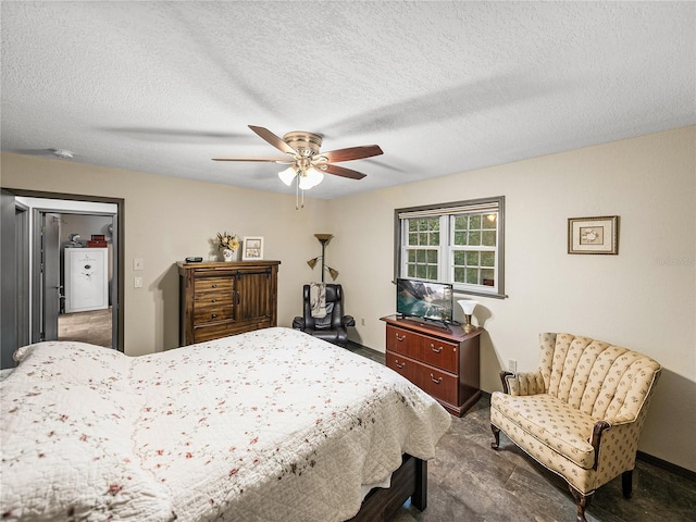 bedroom featuring ceiling fan and a textured ceiling