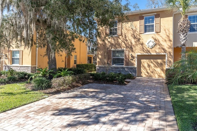 view of front facade featuring a garage