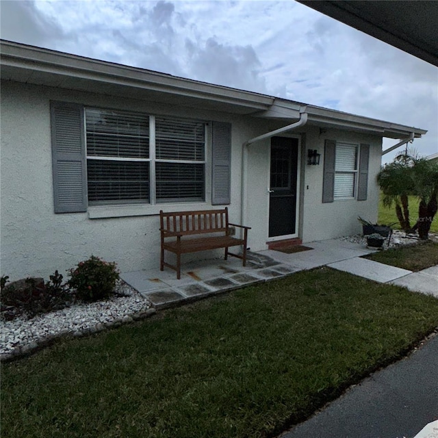 view of front of home with a front lawn