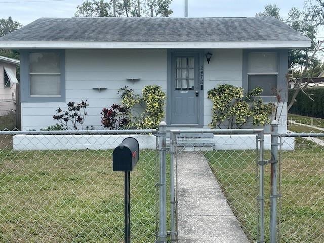 view of front of home featuring a front lawn