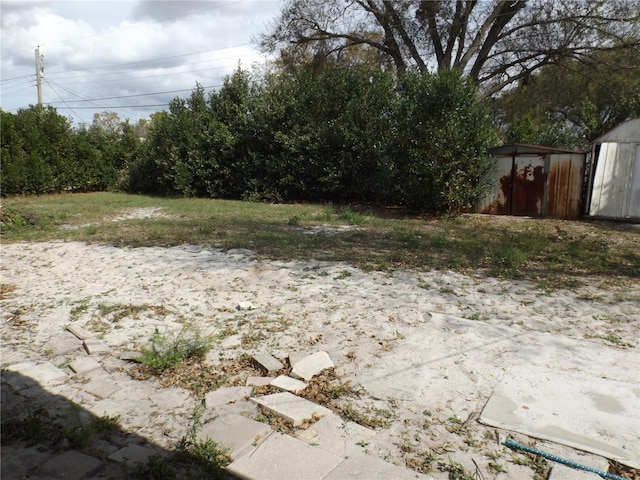view of yard with an outbuilding and a storage unit