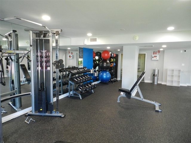 gym featuring recessed lighting, visible vents, and baseboards