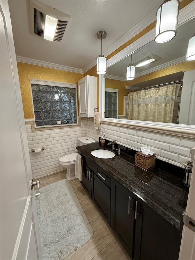 full bathroom with a wainscoted wall, visible vents, toilet, vanity, and a shower with curtain