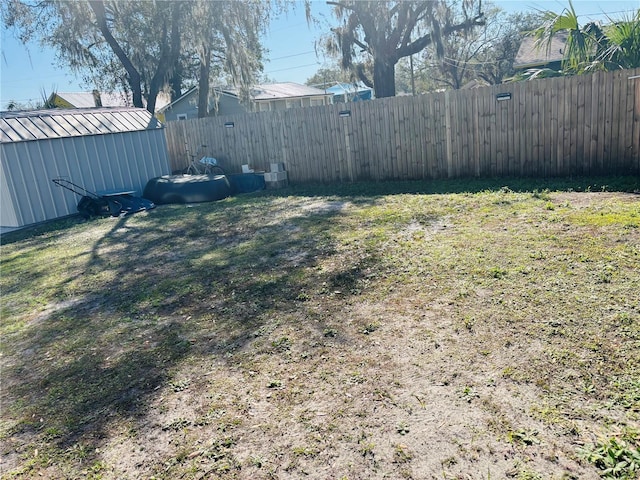 view of yard featuring a storage unit