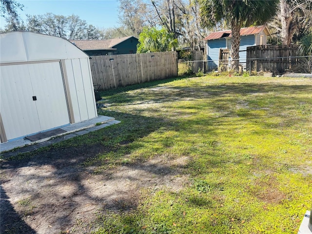 view of yard with a storage unit