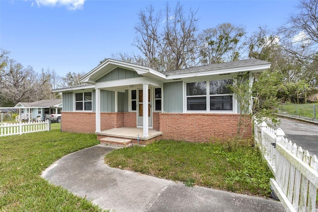 view of front facade featuring a porch and a front lawn