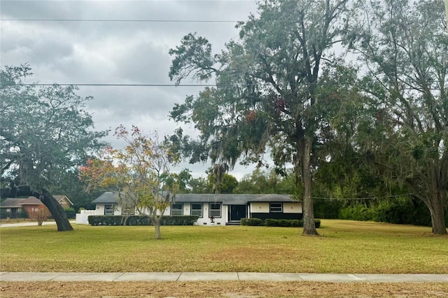 ranch-style home featuring a front lawn