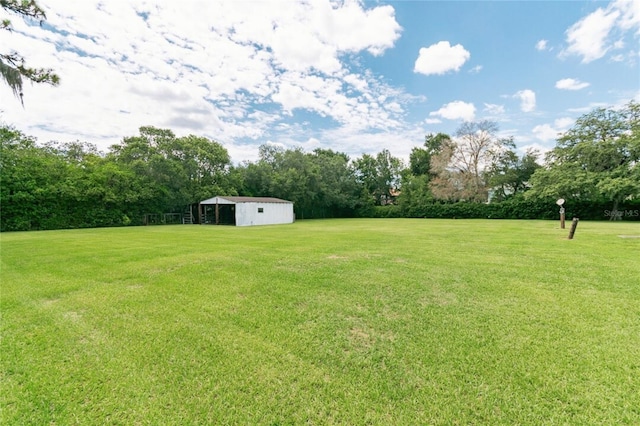 view of yard featuring an outbuilding