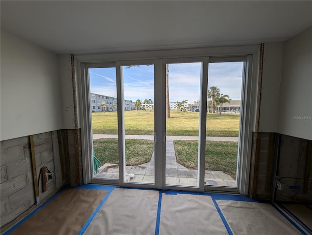 entryway featuring a healthy amount of sunlight