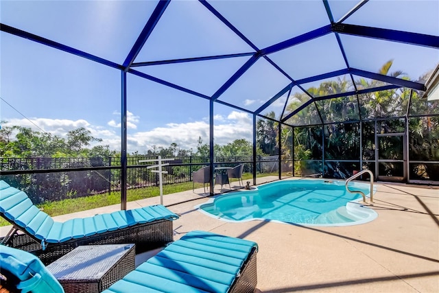 outdoor pool with an outdoor hangout area, a patio area, fence, and a lanai