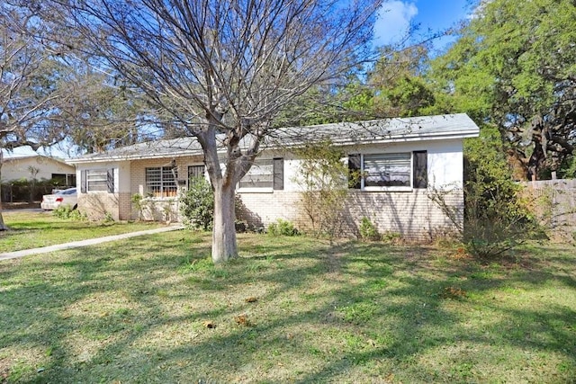 single story home featuring a front yard