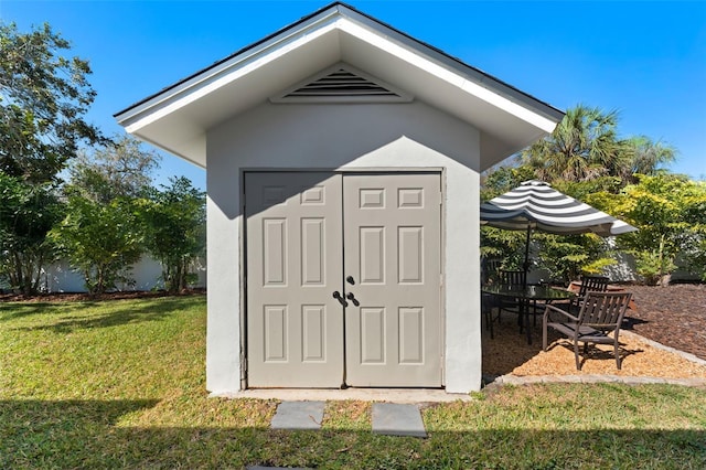 view of outdoor structure with a yard