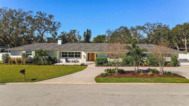 single story home with a front yard